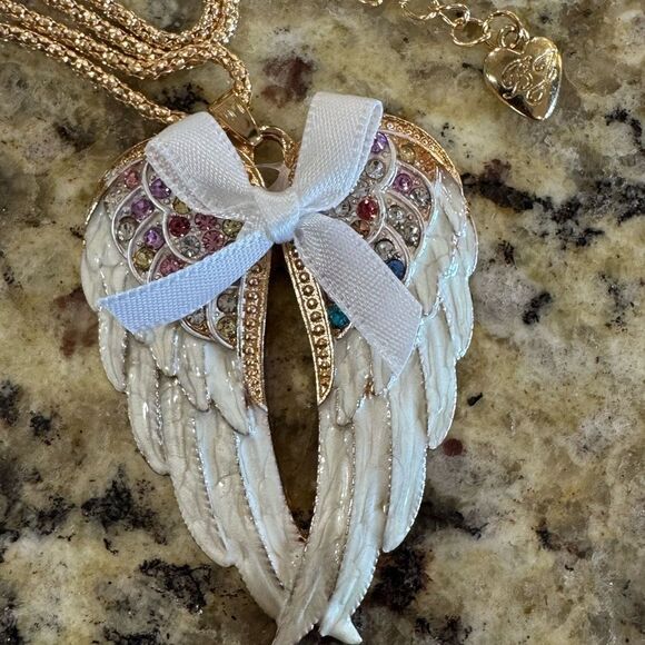 NECKLACE! Betsey Johnson Angel Wing Pendant Necklace with Gemstones & Bow BNWT - Picture 2 of 4